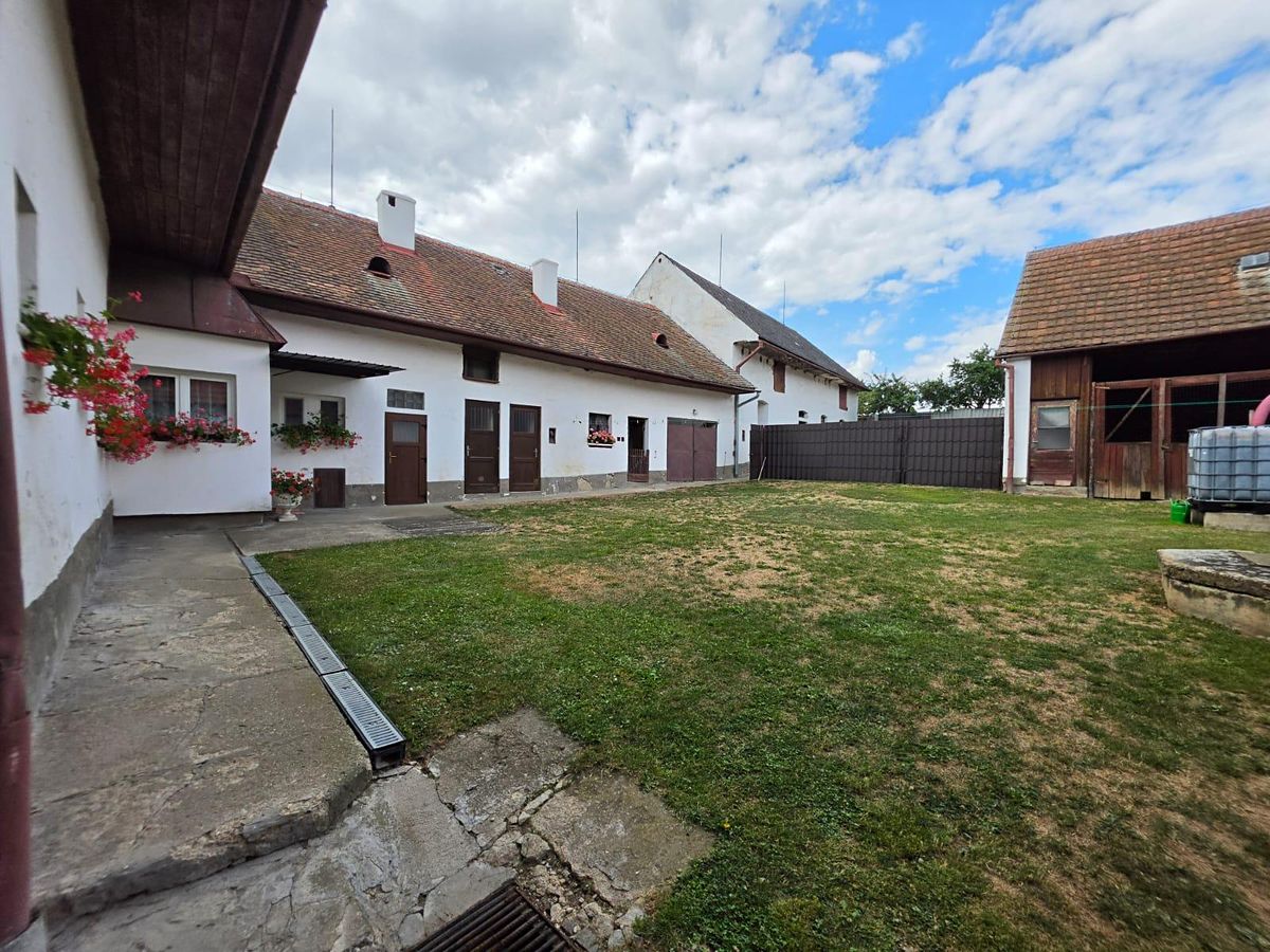 Prodej rodinného domu 230 m², pozemek 2295 m² – fotografie 2