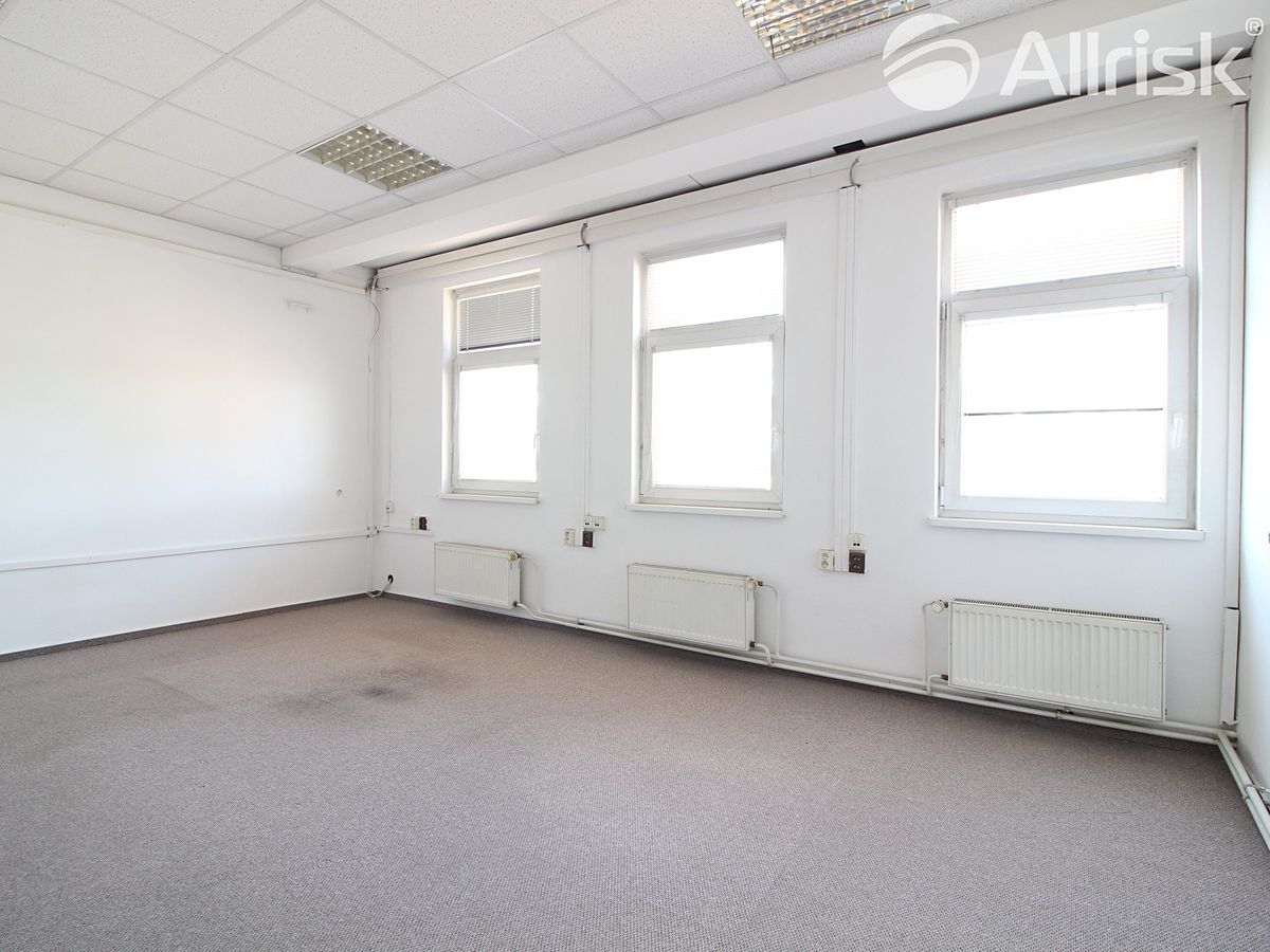 Pronájem kanceláře 235 m² – fotografie 3