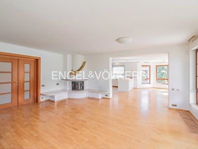 Pronájem rodinného domu 440 m², pozemek 1096 m²