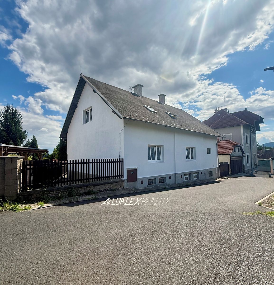 Prodej rodinného domu 270 m², pozemek 511 m² – fotografie 2