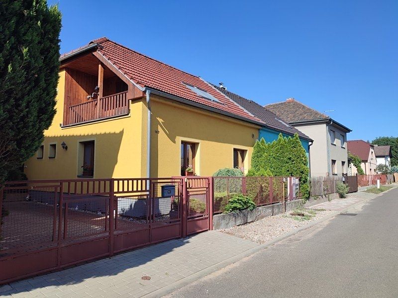 Prodej rodinného domu 200 m², pozemek 787 m² – fotografie 2