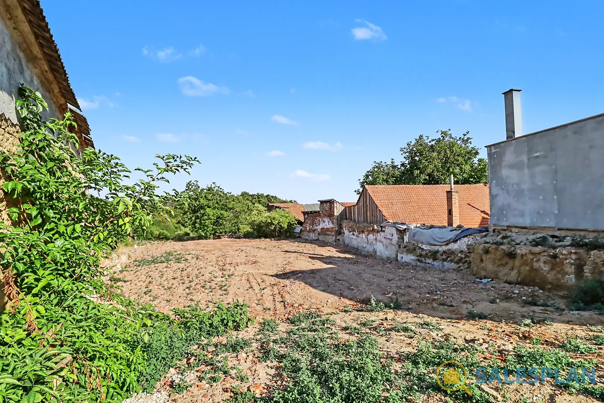 Prodej stavebního pozemku 2318 m²