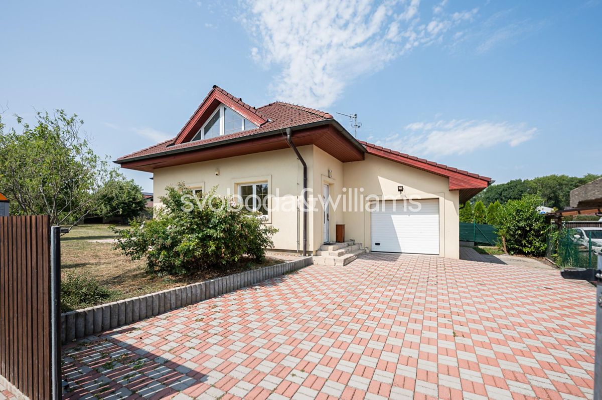 Prodej rodinného domu 212 m², pozemek 932 m² – fotografie 2