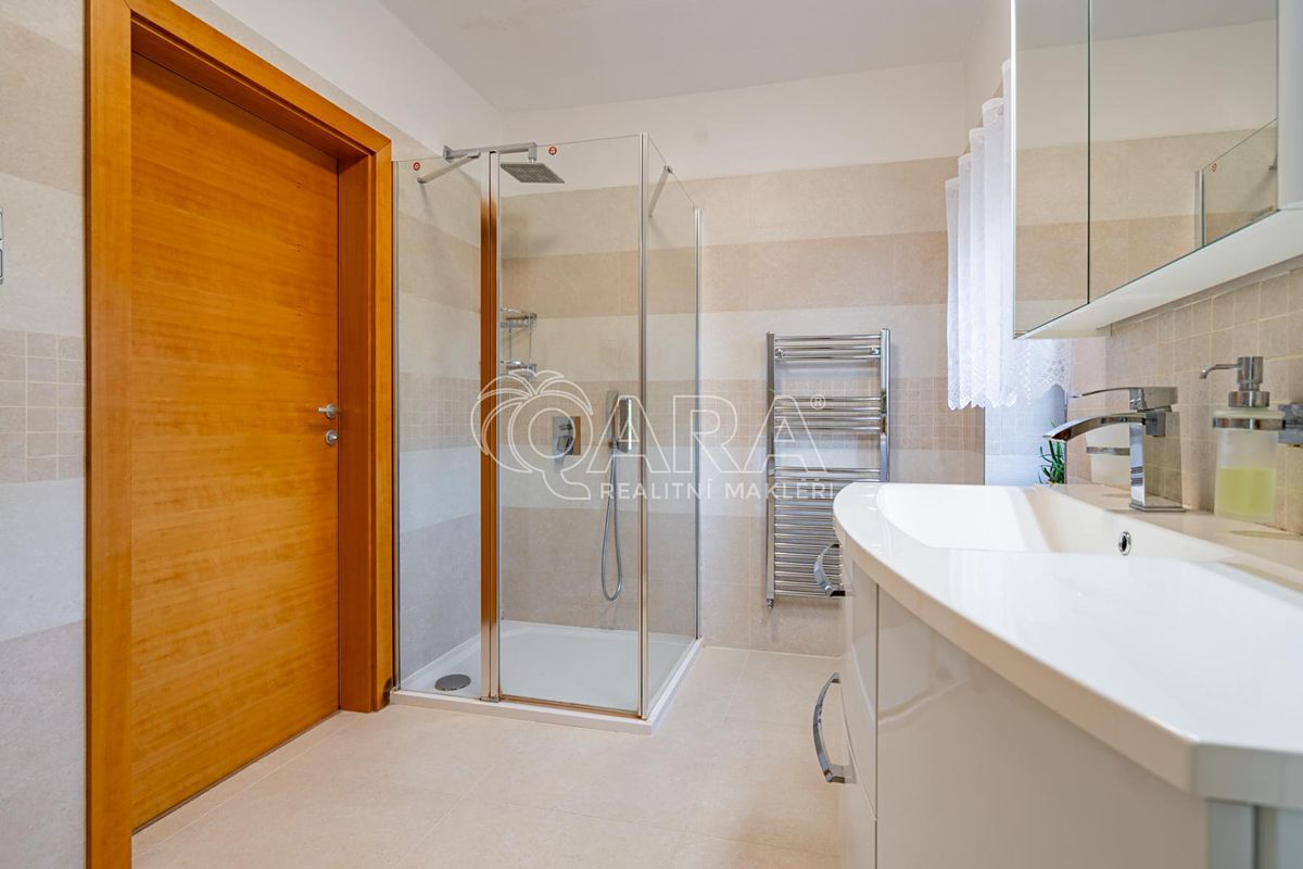Prodej rodinného domu 320 m², pozemek 1701 m² – fotografie 3