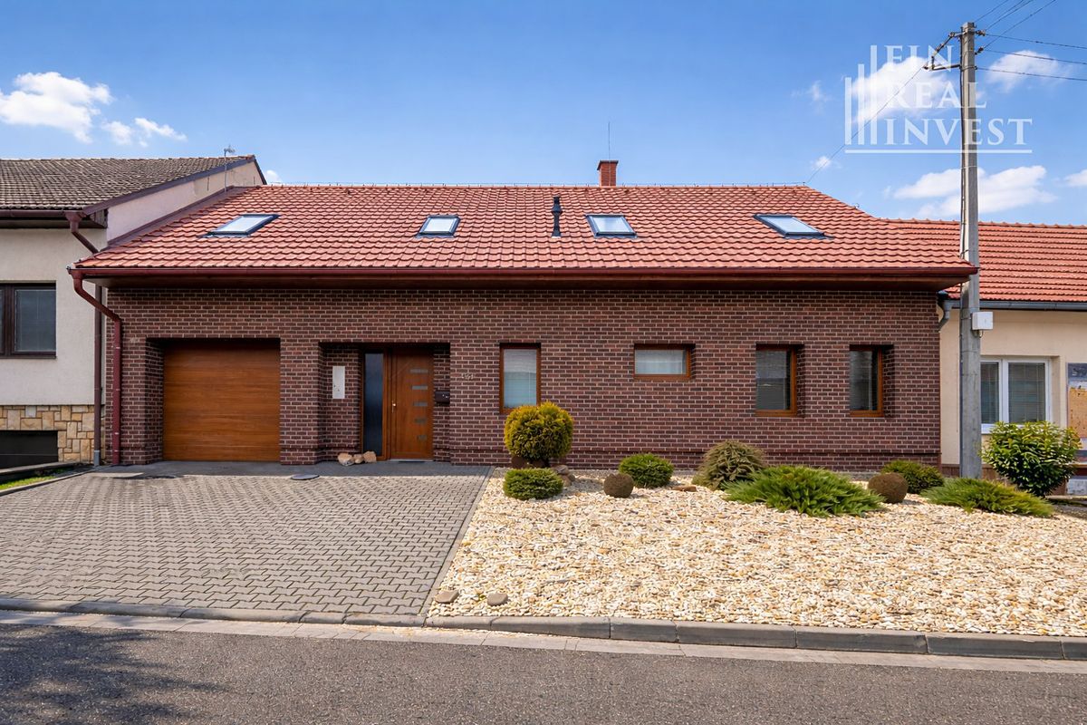 Prodej rodinného domu 328 m², pozemek 975 m² – fotografie 2