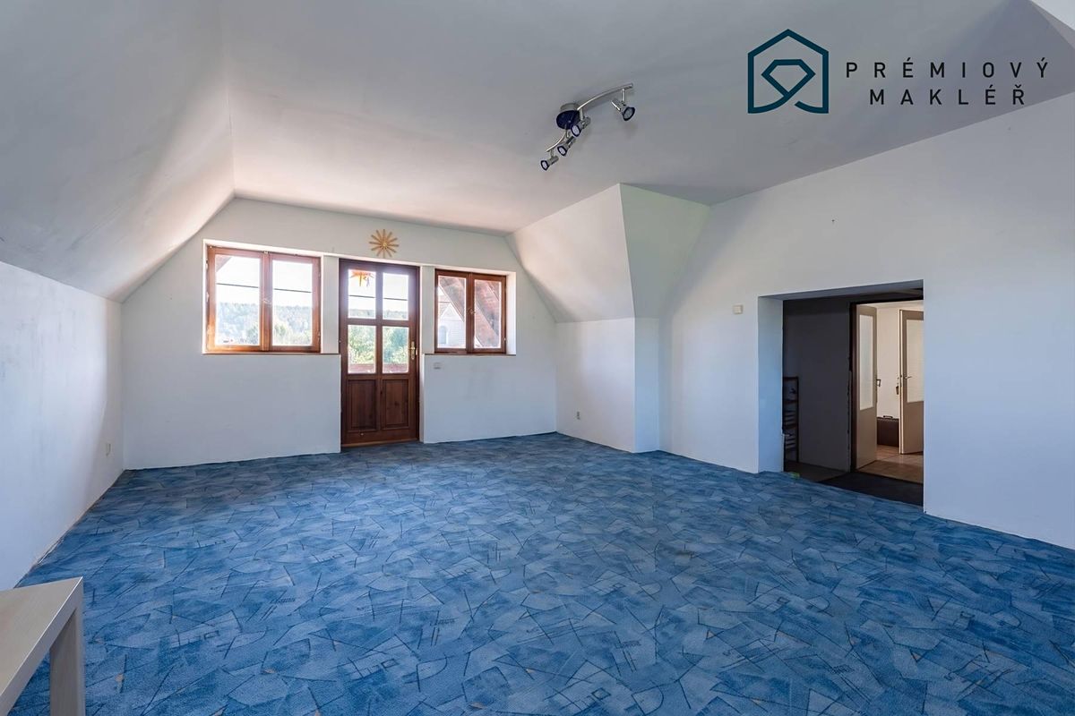 Prodej rodinného domu 300 m², pozemek 1322 m² – fotografie 3