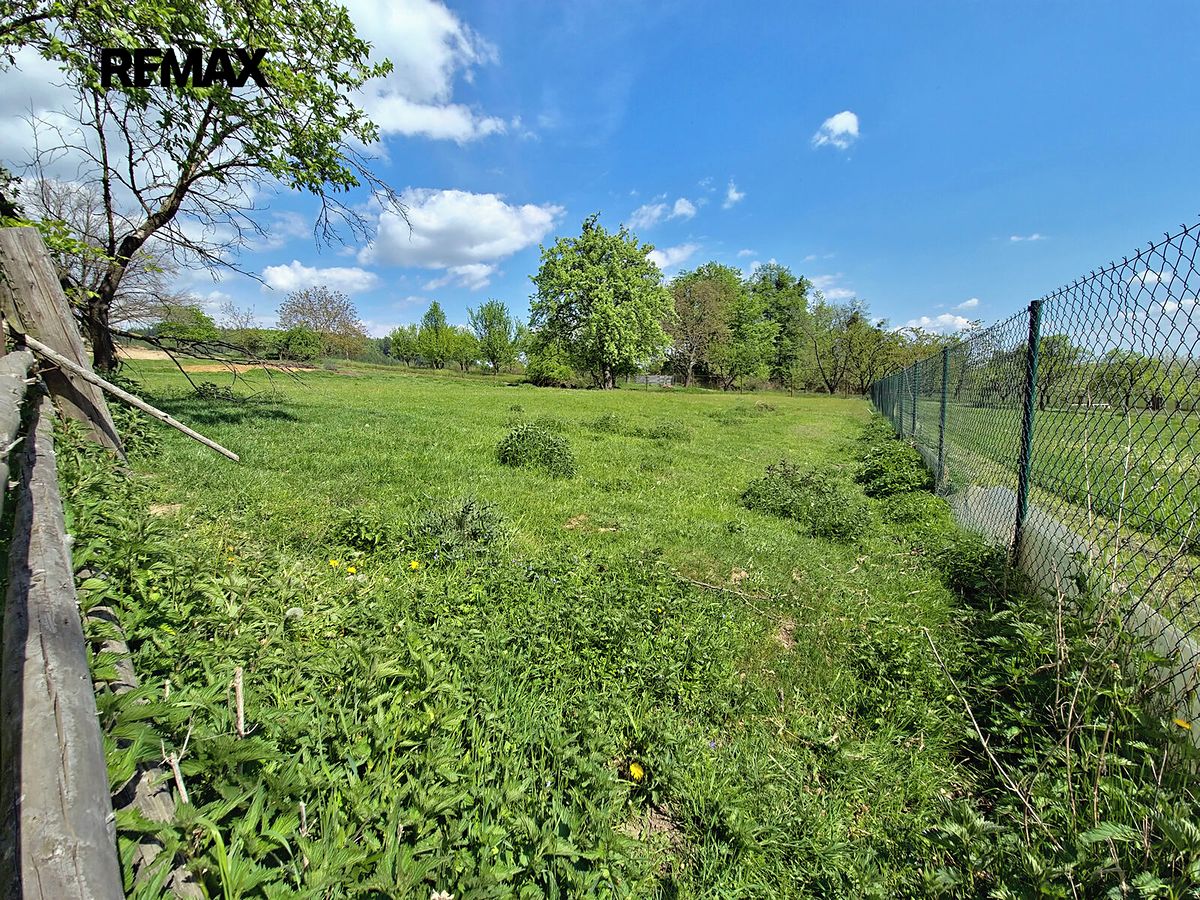 Prodej stavebního pozemku 1384 m² – fotografie 2