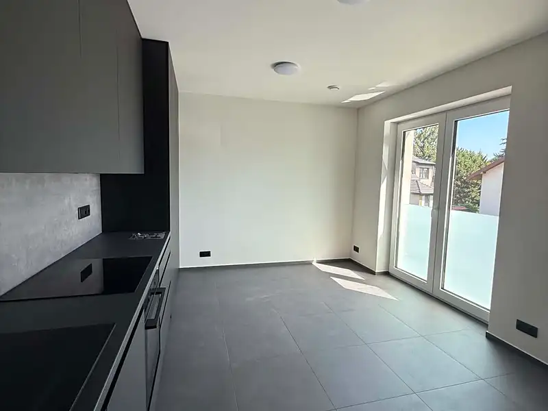 Prodej bytu 1+kk 24 m², Mukařov – náhled fotky 1