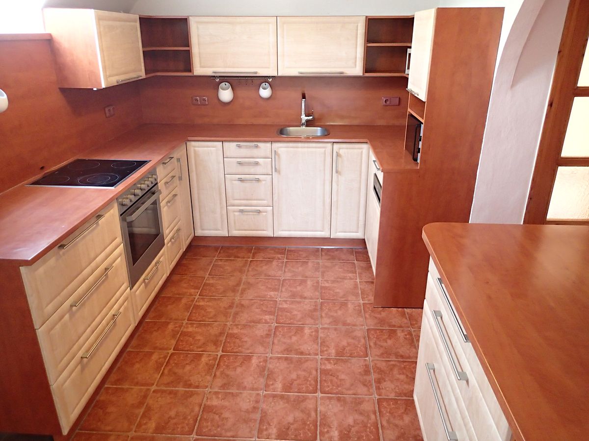 Prodej rodinného domu 186 m², pozemek 722 m² – fotografie 2