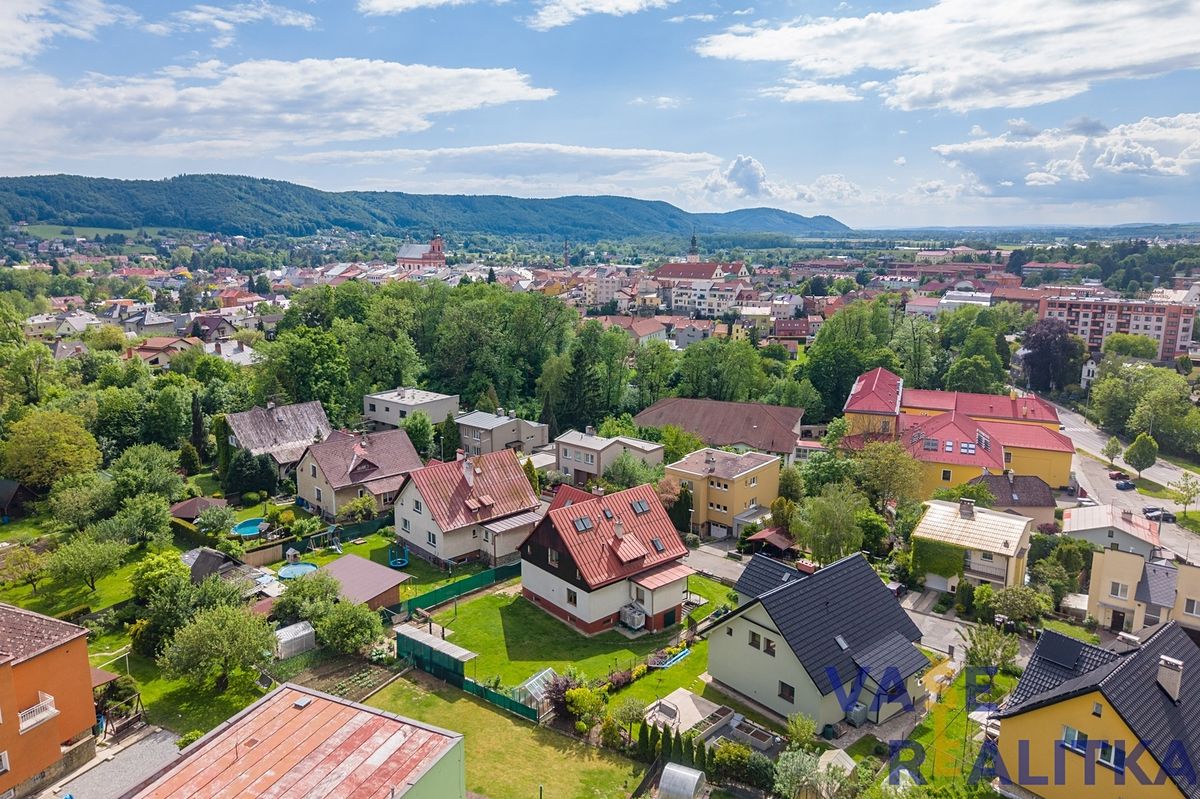 Prodej rodinného domu 246 m², pozemek 697 m² – fotografie 2