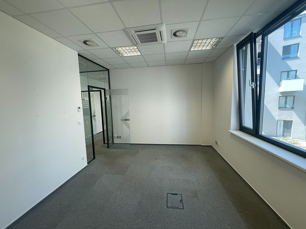 Pronájem kanceláře 77 m² – fotografie 2
