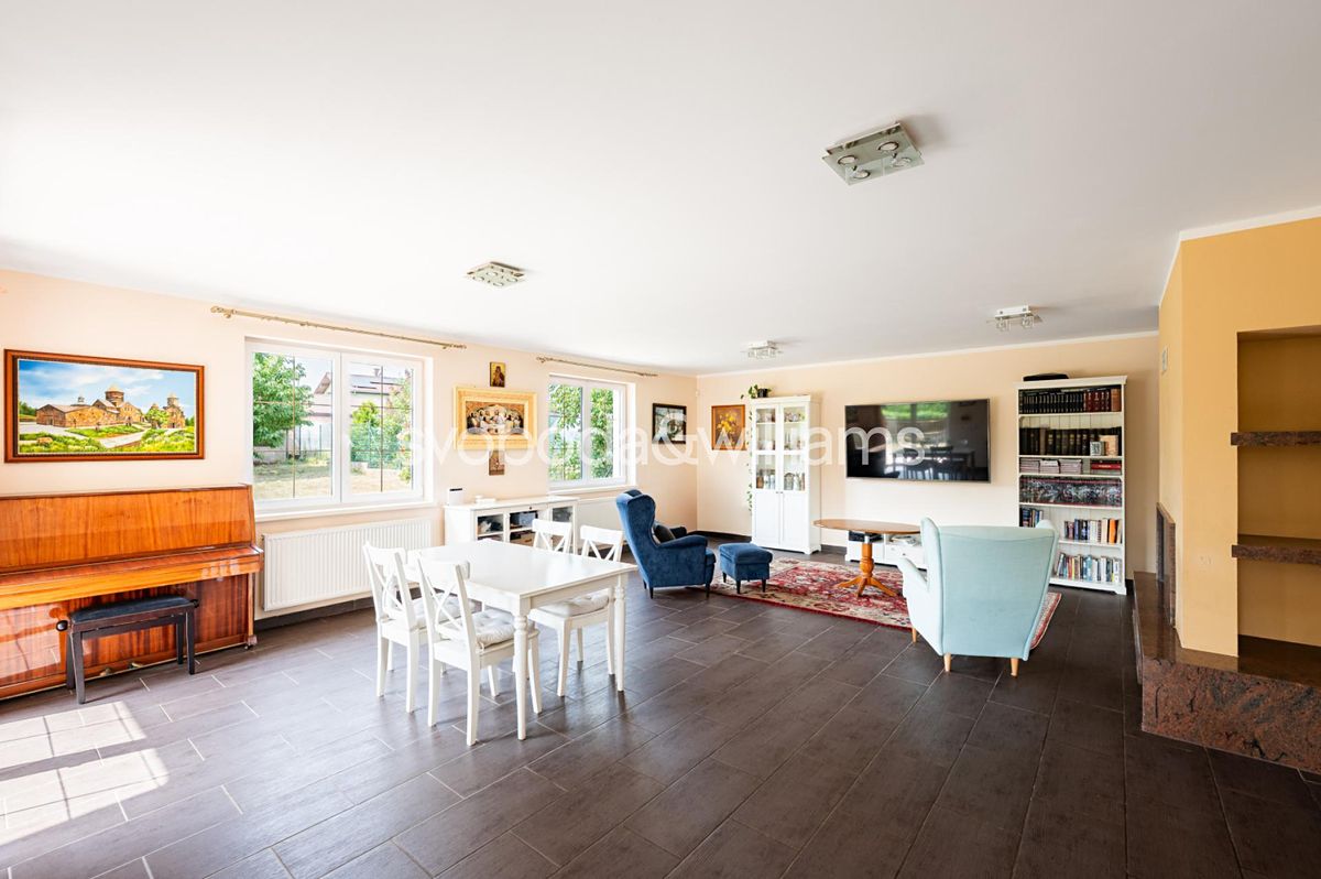 Prodej rodinného domu 212 m², pozemek 932 m² – fotografie 4
