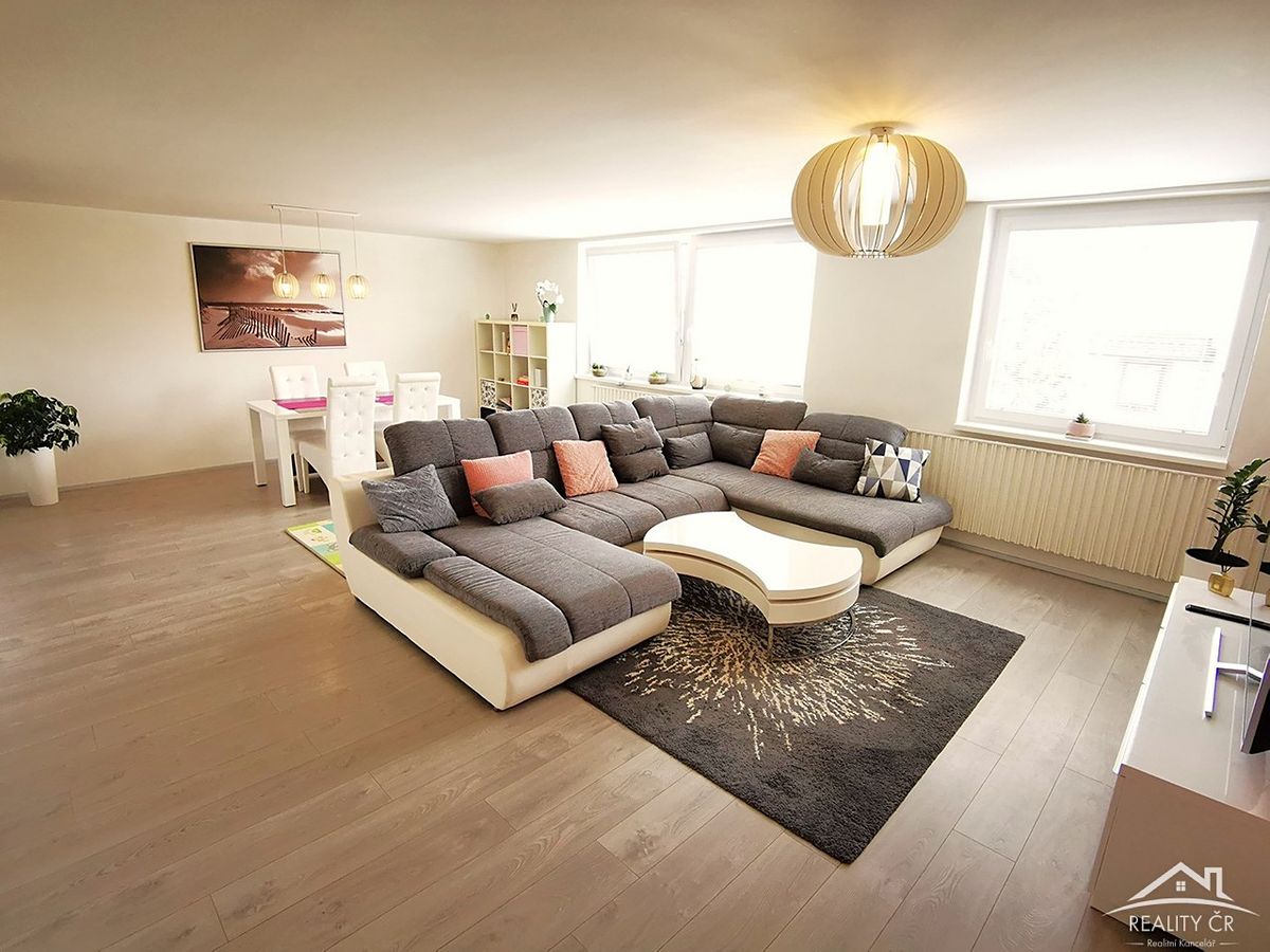Prodej rodinného domu 328 m², pozemek 438 m² – fotografie 2