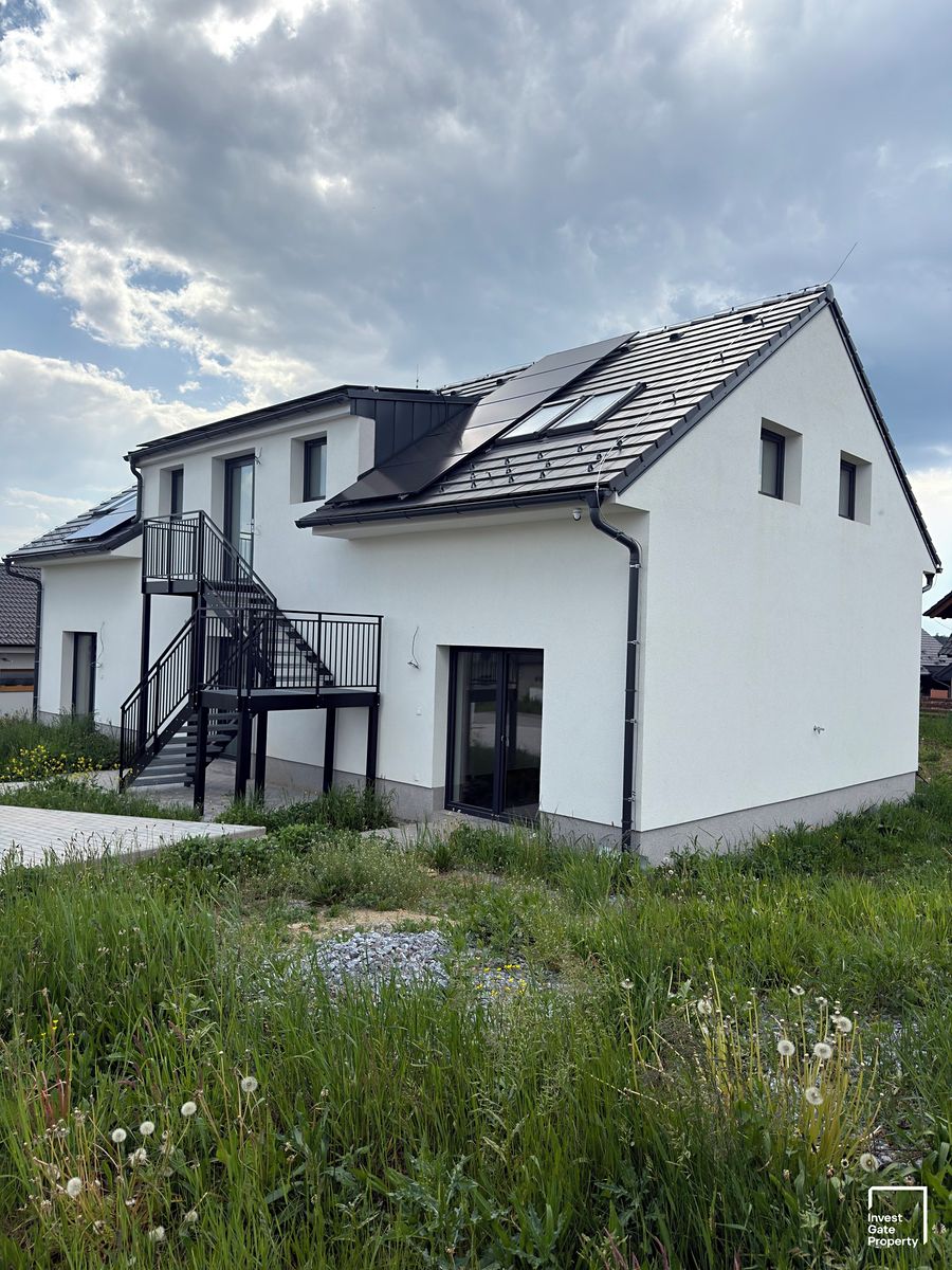 Prodej rodinného domu 236 m², pozemek 743 m² – fotografie 2