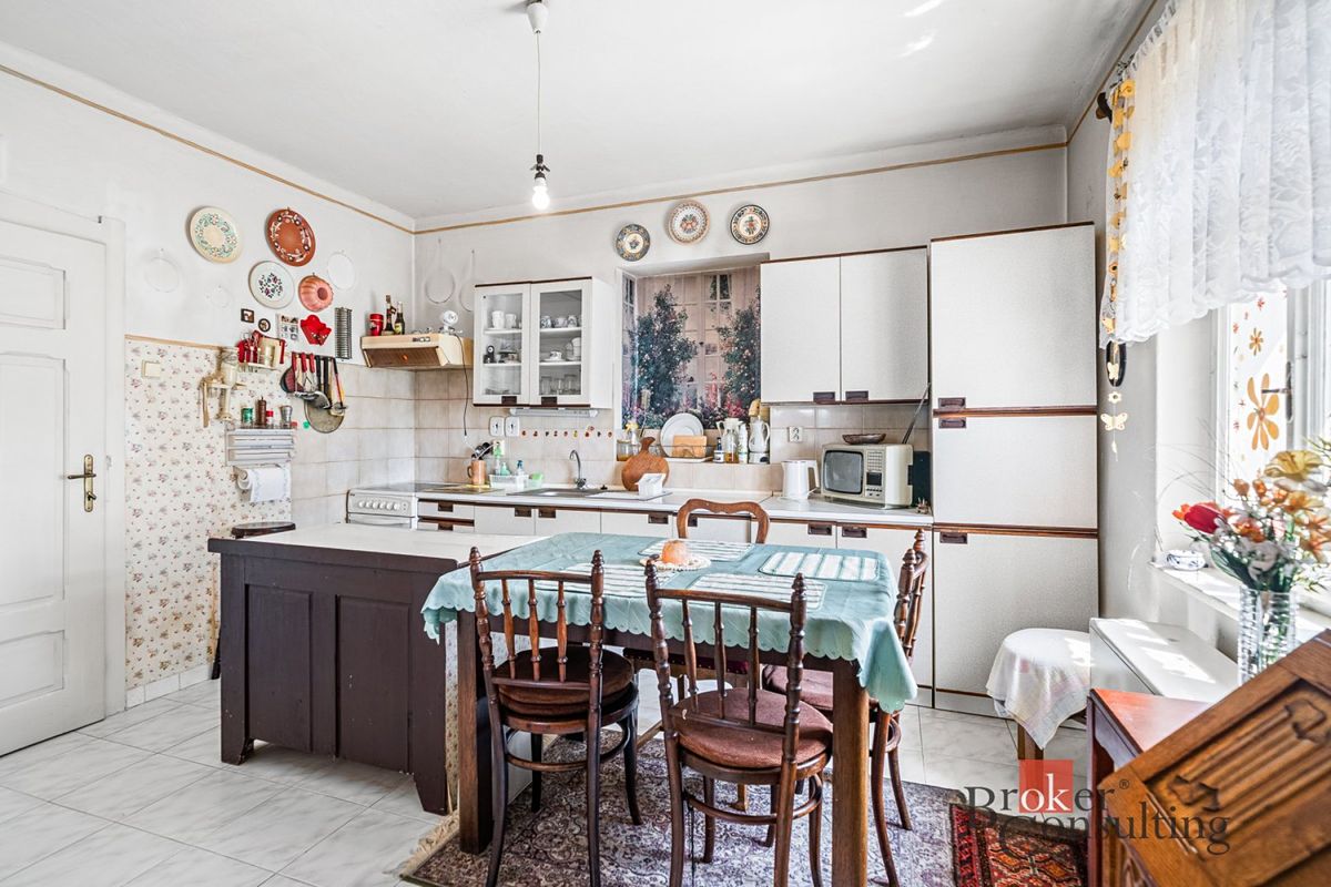 Prodej rodinného domu 236 m², pozemek 676 m² – fotografie 4