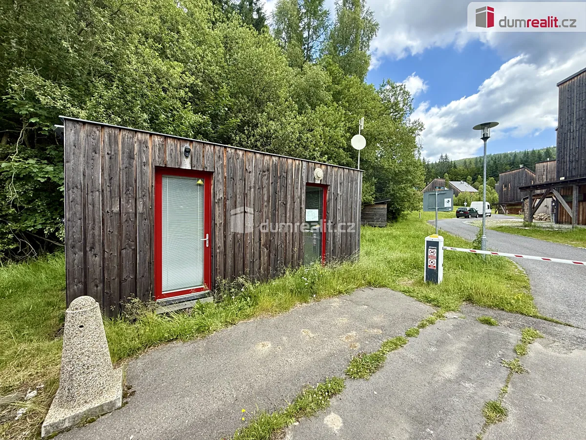 Prodej komerčního pozemku 450 m²