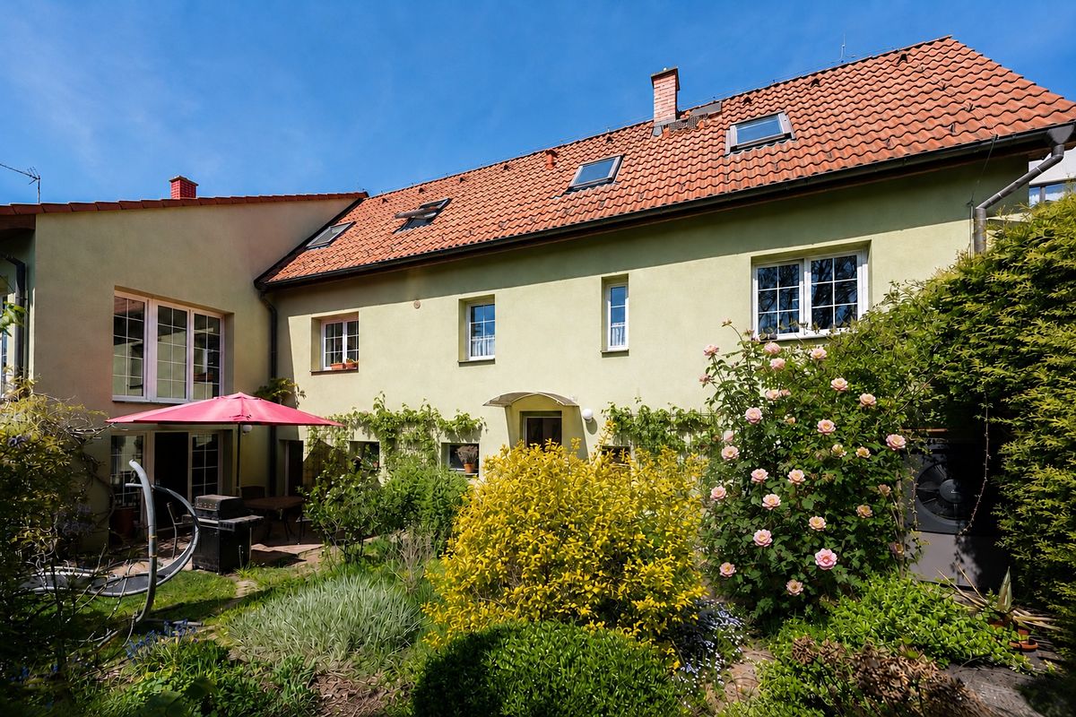 Prodej rodinného domu 276 m², pozemek 315 m² – fotografie 2
