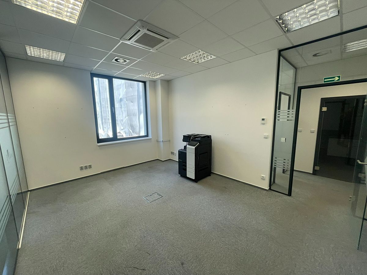 Pronájem kanceláře 77 m² – fotografie 3