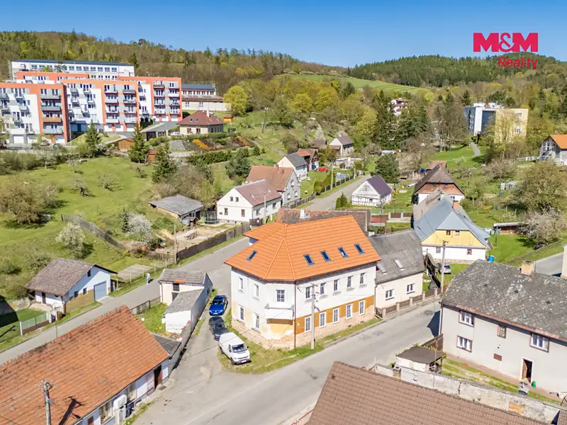 Prodej rodinného domu 430 m², pozemek 290 m², Plasy – náhled fotky 2