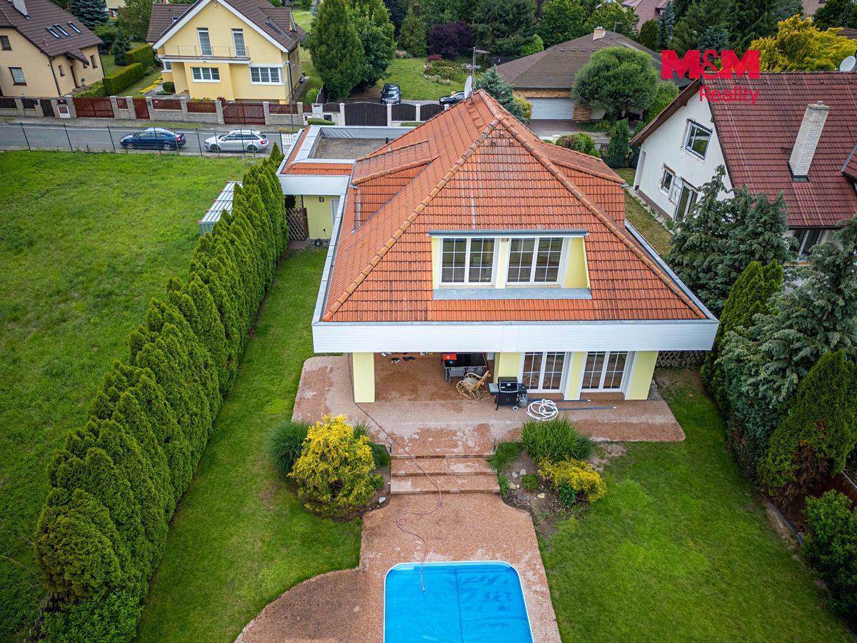 Prodej rodinného domu 262 m², pozemek 1097 m² – fotografie 2