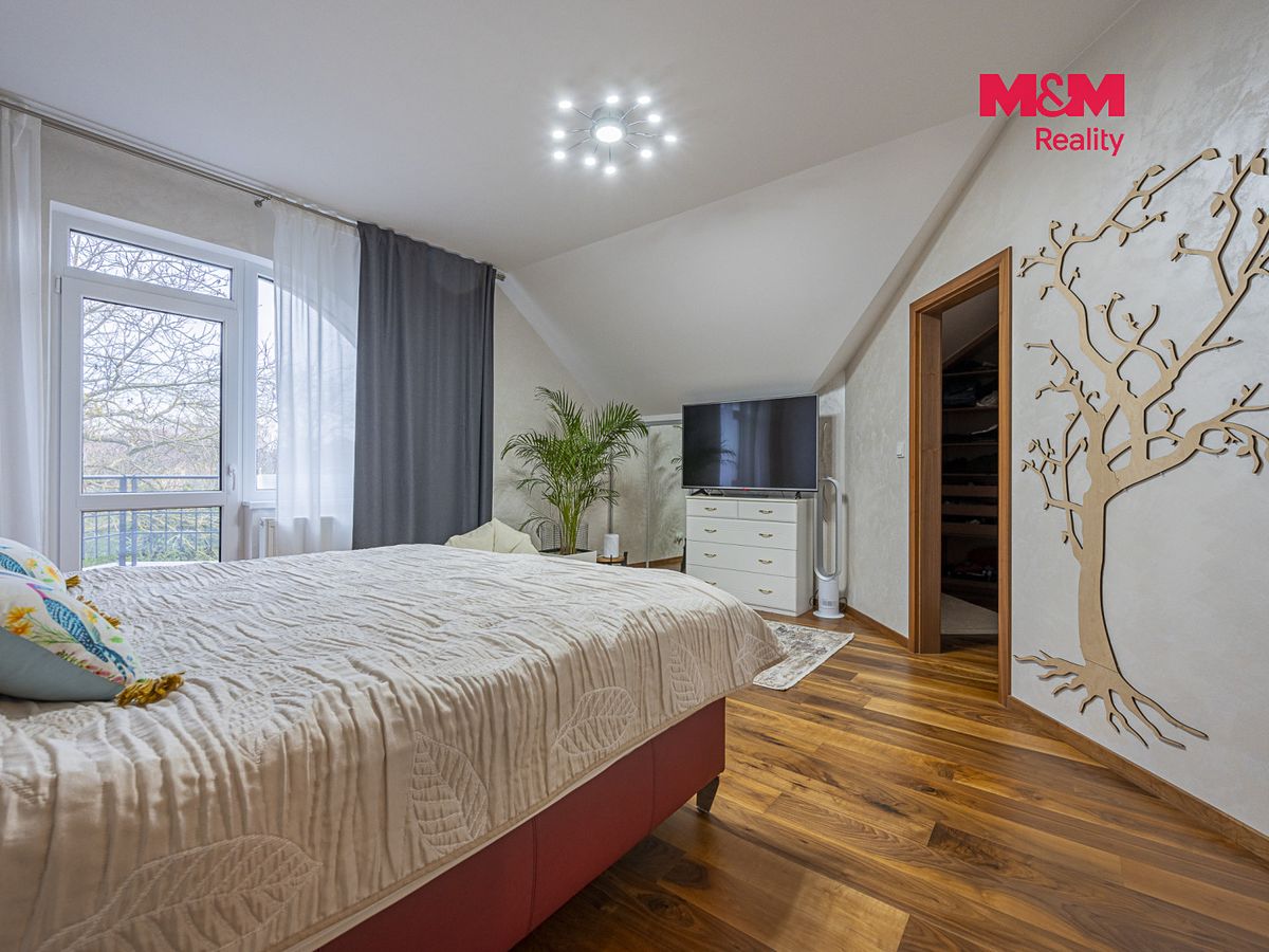 Prodej rodinného domu 350 m², pozemek 1729 m² – fotografie 5