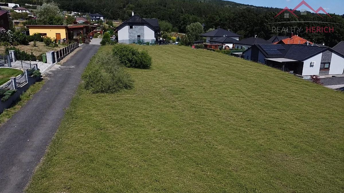 Prodej stavebního pozemku 932 m² – fotografie 2
