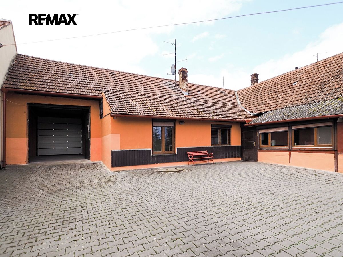 Prodej rodinného domu 232 m², pozemek 990 m² – fotografie 3