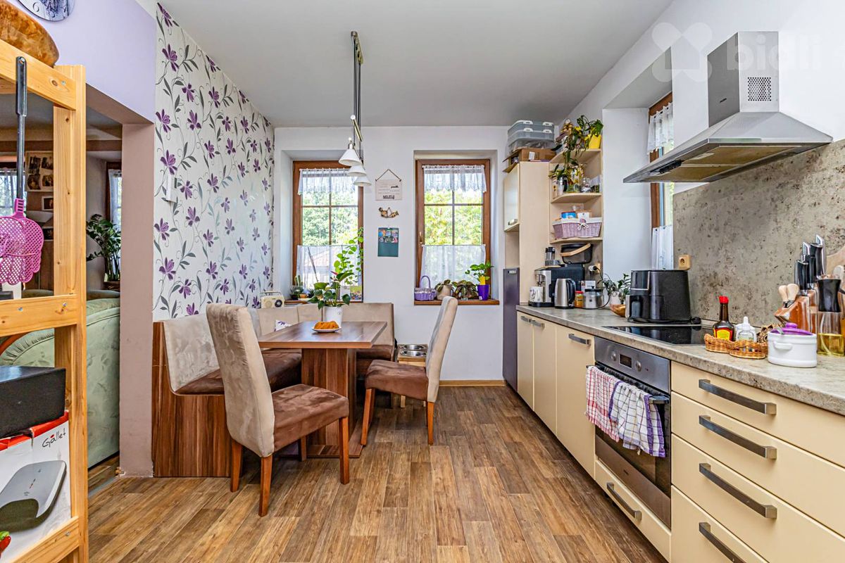 Prodej rodinného domu 210 m², pozemek 911 m² – fotografie 4