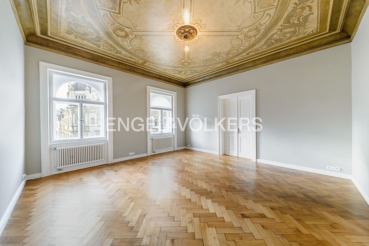 Pronájem bytu 6 pokojů a více 285 m² – fotografie 5