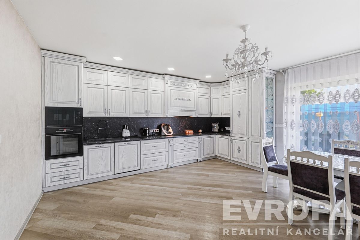 Prodej rodinného domu 227 m², pozemek 513 m² – fotografie 4