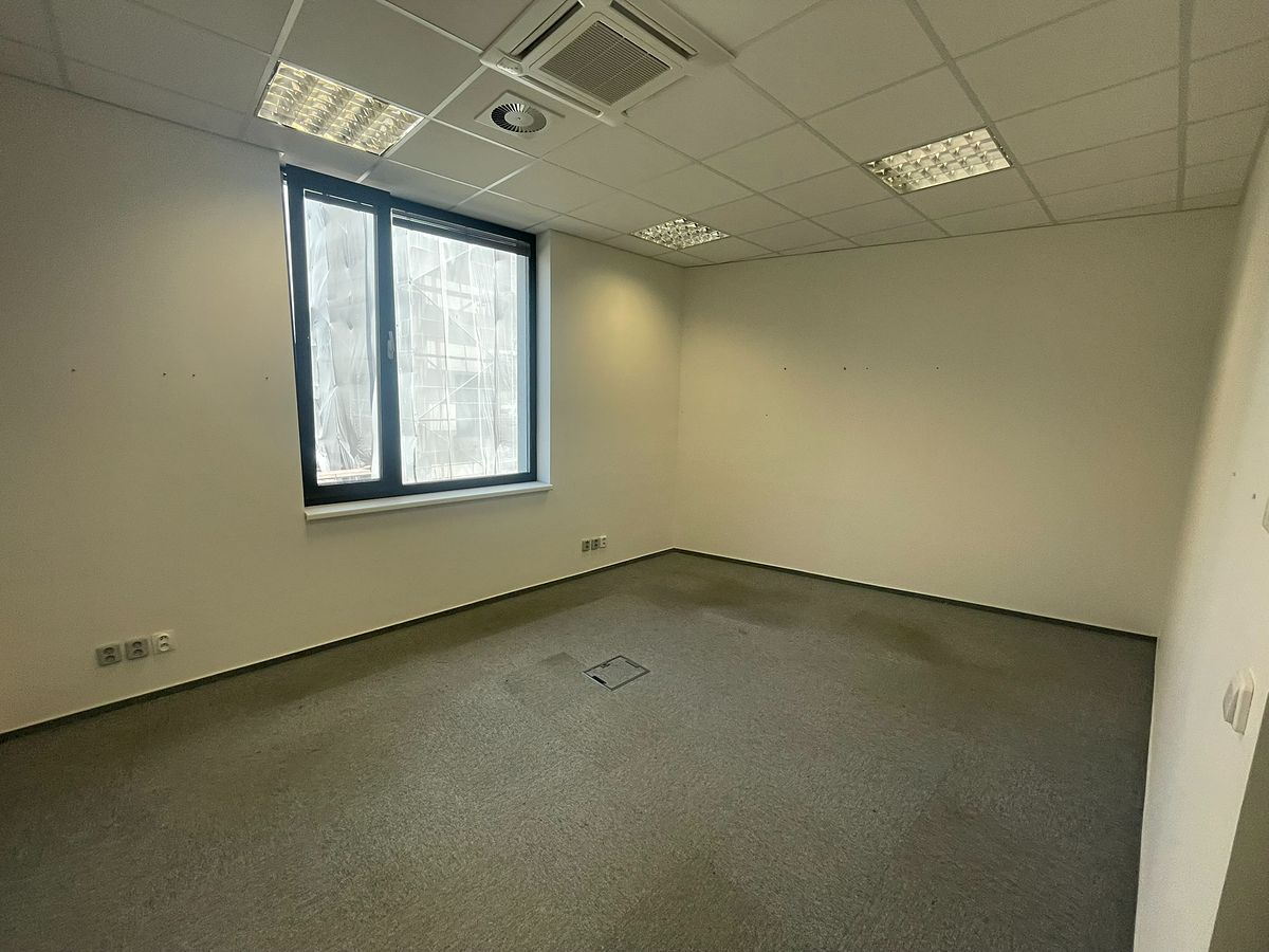 Pronájem kanceláře 77 m² – fotografie 4