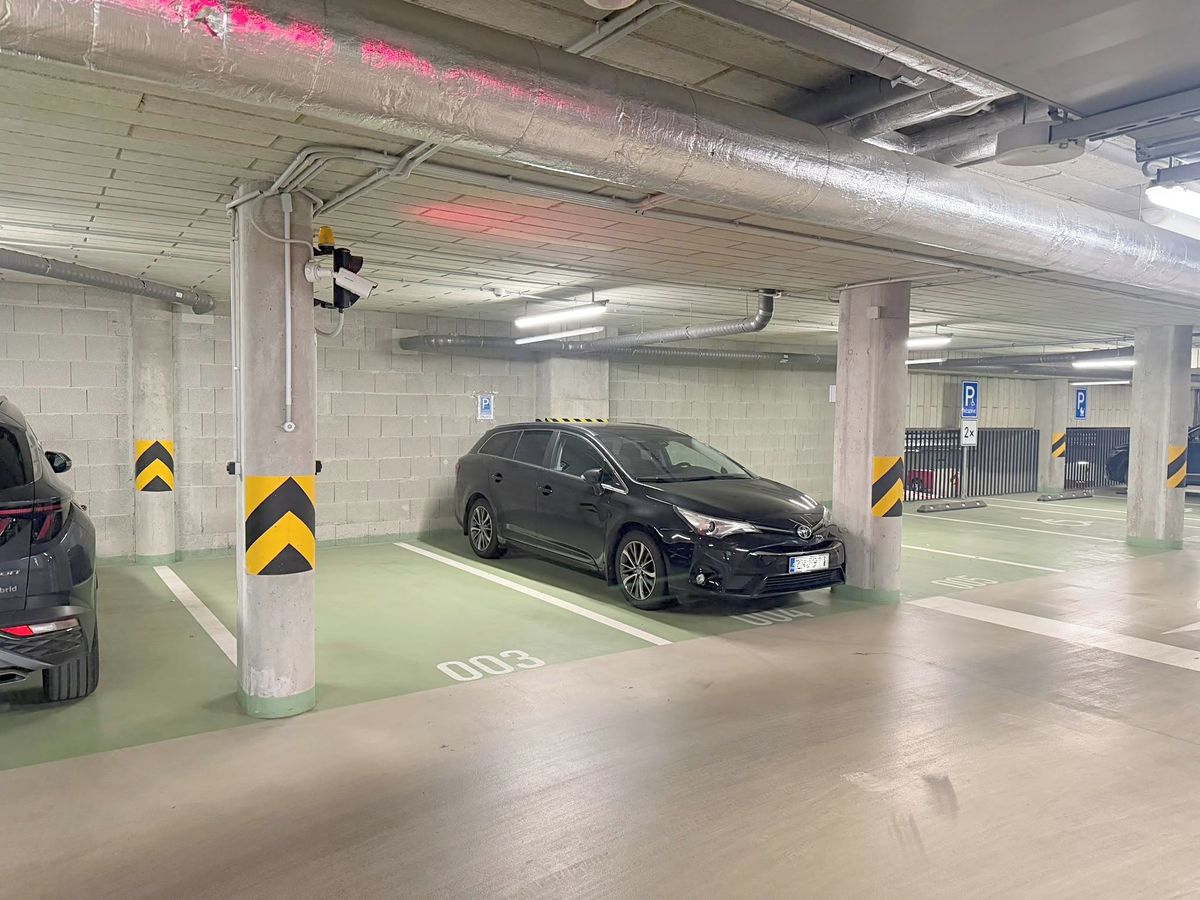 Pronájem garážového stání 12 m²