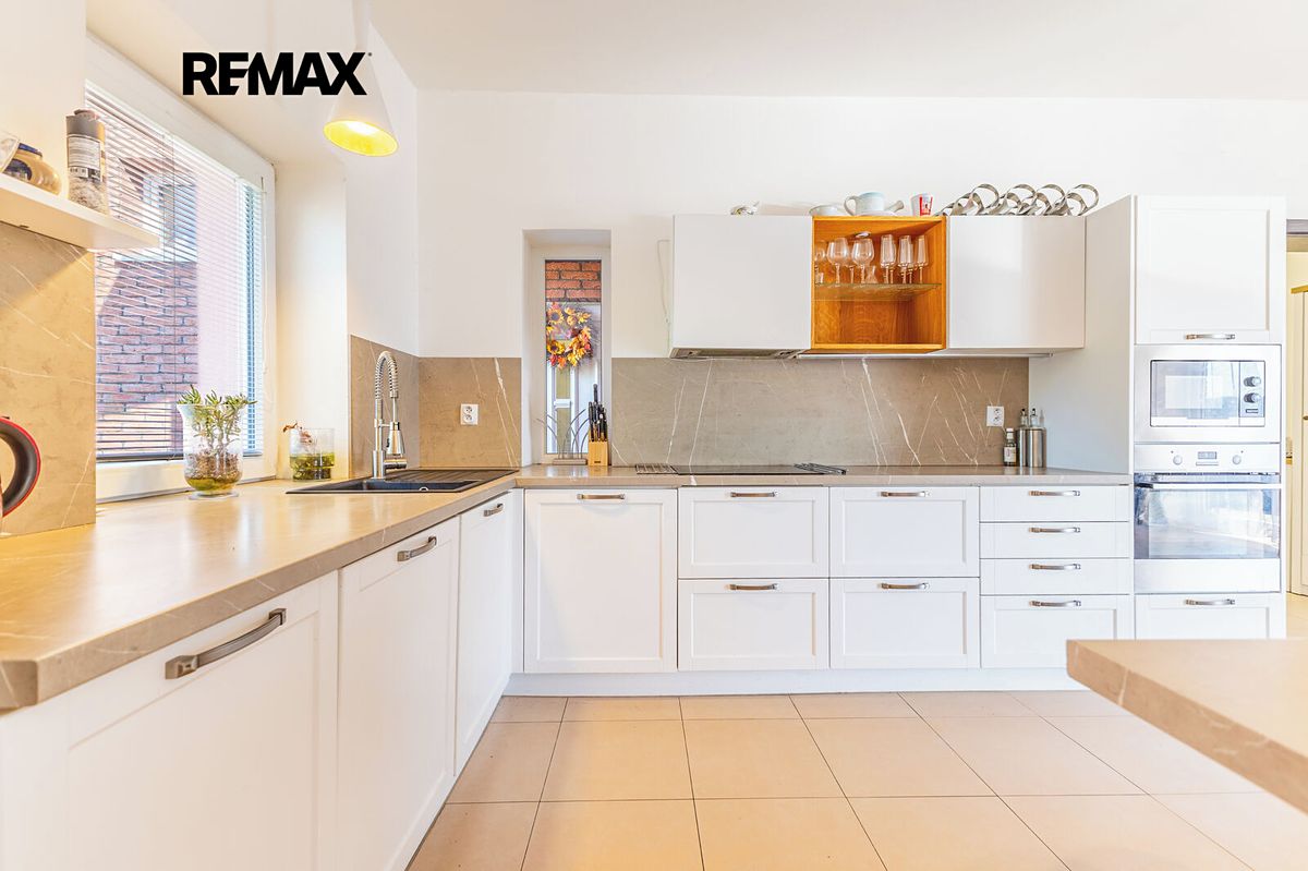Prodej rodinného domu 228 m², pozemek 919 m² – fotografie 3