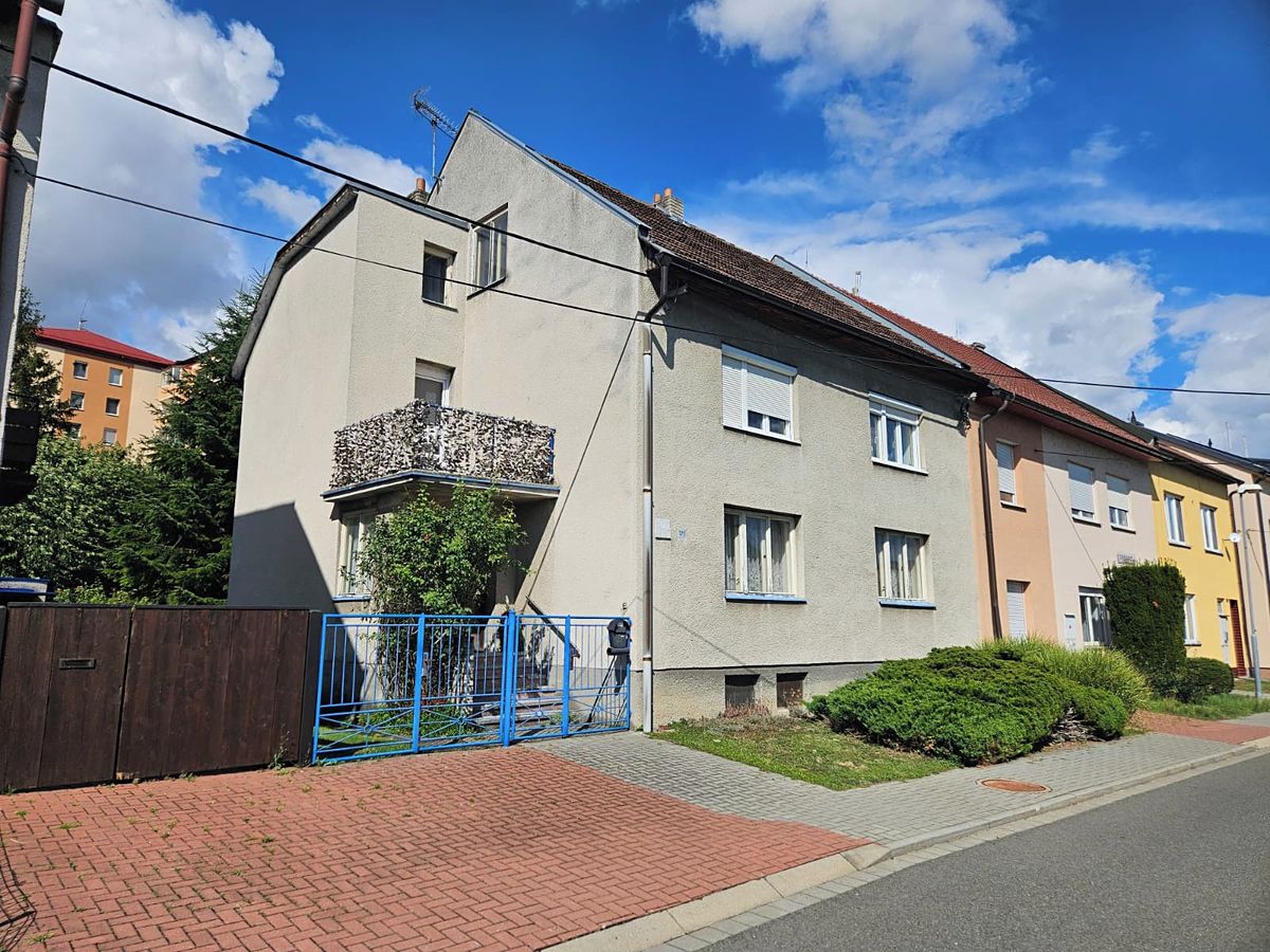 Prodej rodinného domu 220 m², pozemek 810 m² – fotografie 2