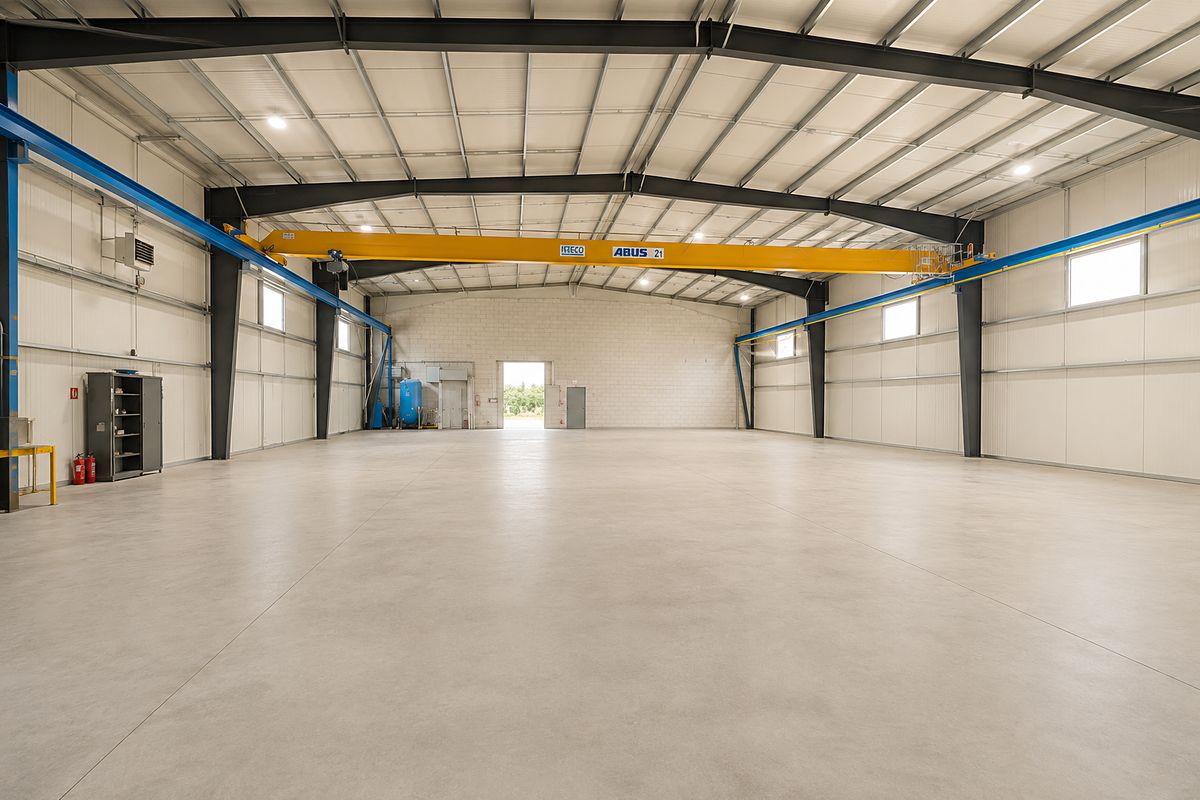 Pronájem výrobní haly, prostoru 2500 m², Červená Řečice – fotka 1 z 3