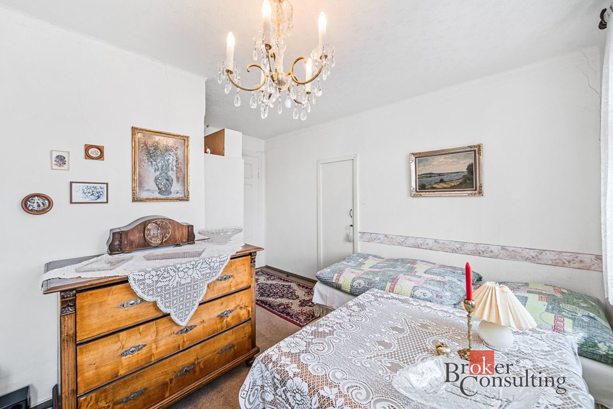 Prodej rodinného domu 236 m², pozemek 676 m² – fotografie 3