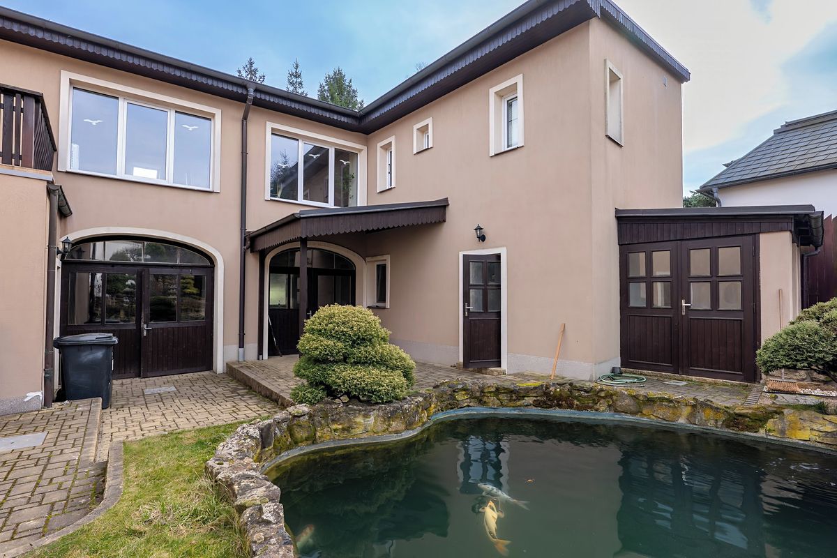 Prodej rodinného domu 325 m², pozemek 867 m²