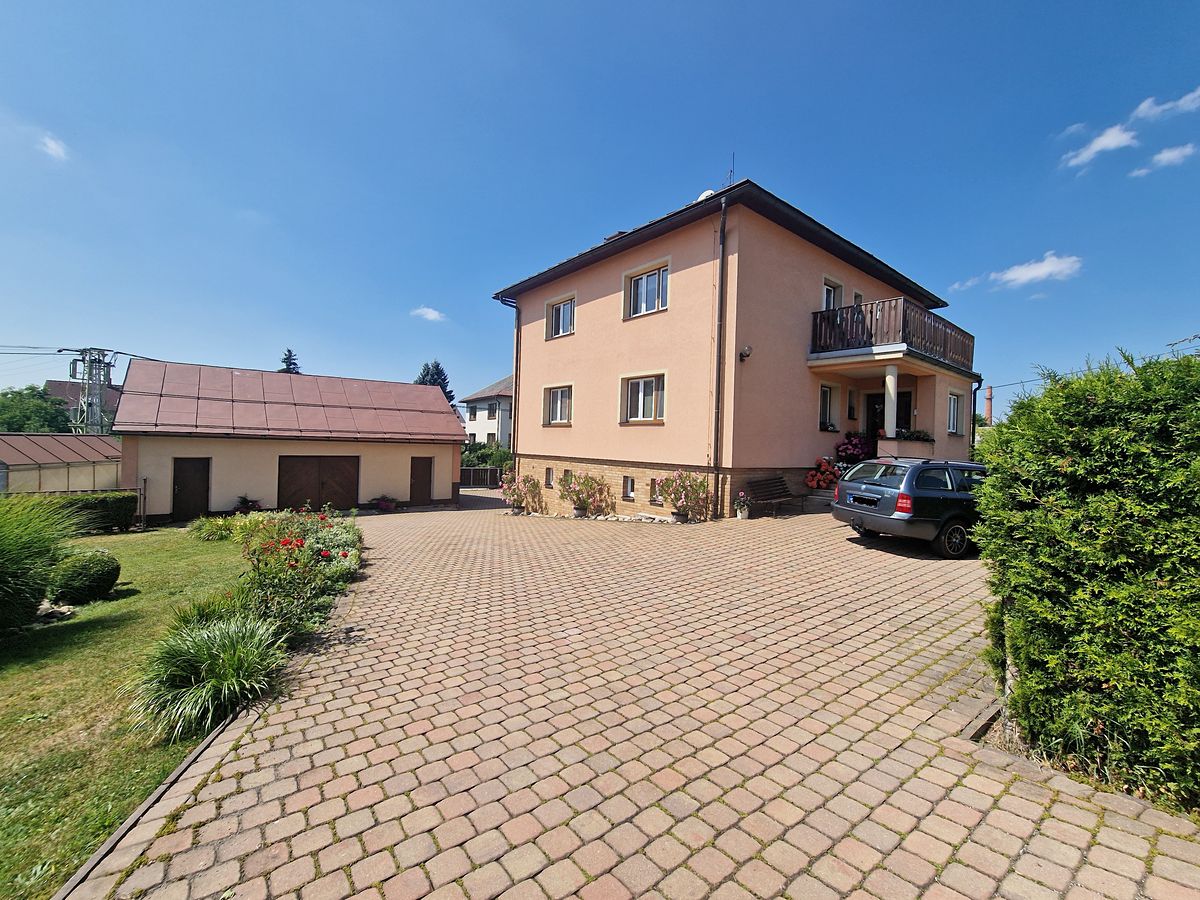 Prodej rodinného domu 288 m², pozemek 1801 m²