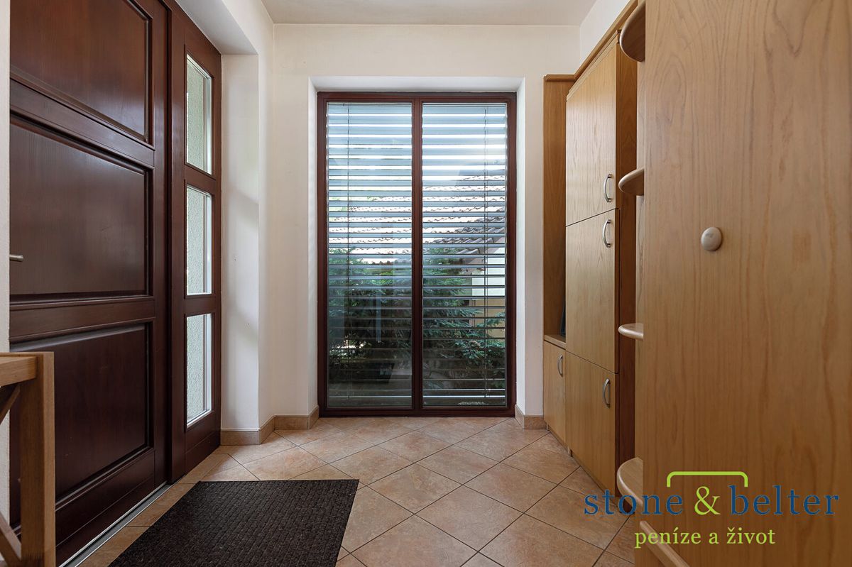 Prodej rodinného domu 140 m², pozemek 901 m² – fotografie 2