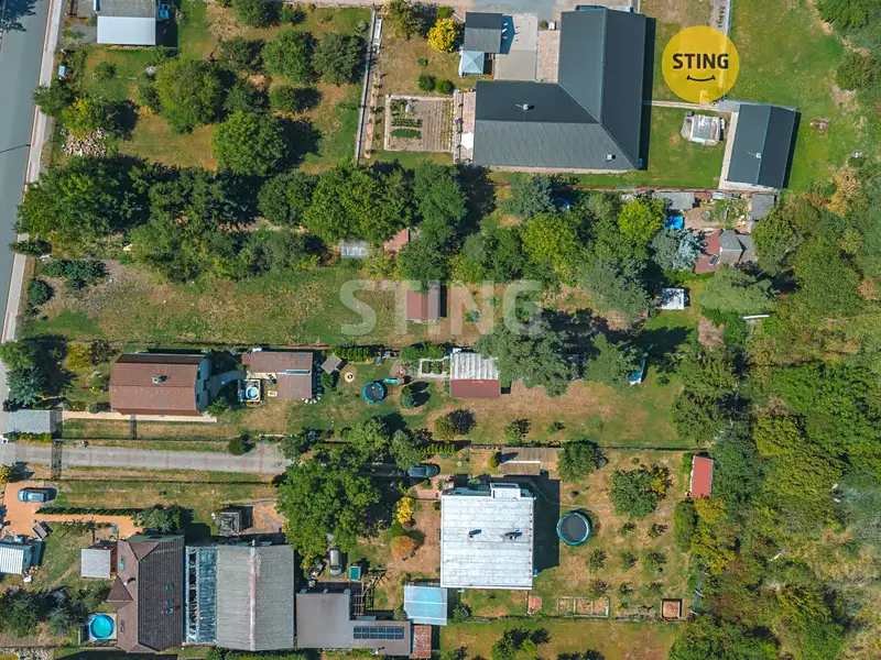 Prodej stavebního pozemku 1252 m², Holice – náhled fotky 1