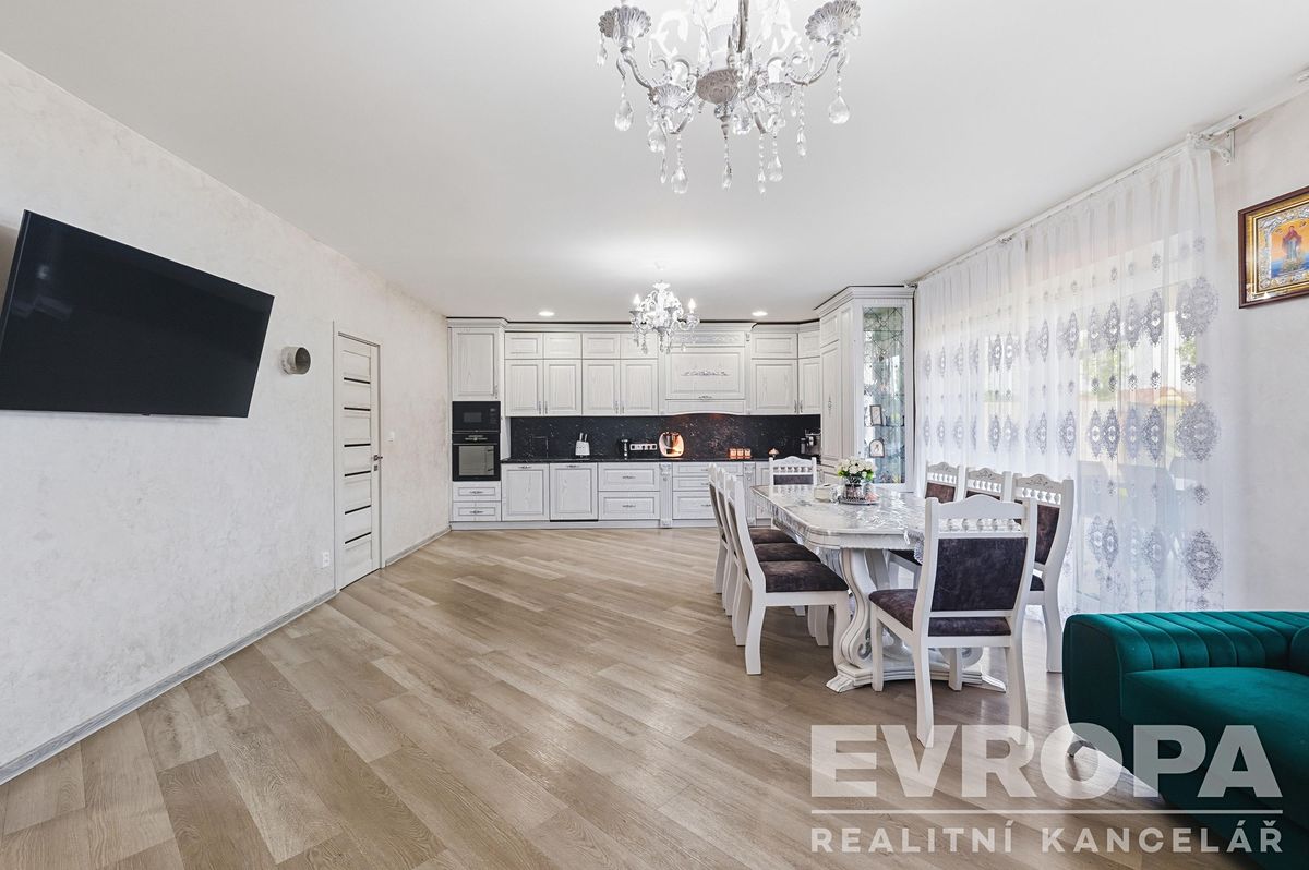 Prodej rodinného domu 227 m², pozemek 513 m² – fotografie 3