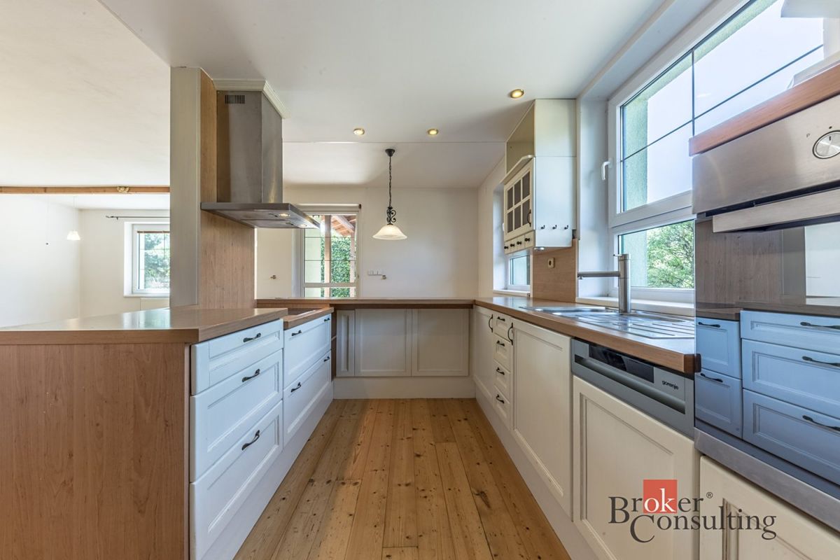 Prodej rodinného domu 260 m², pozemek 822 m² – fotografie 5