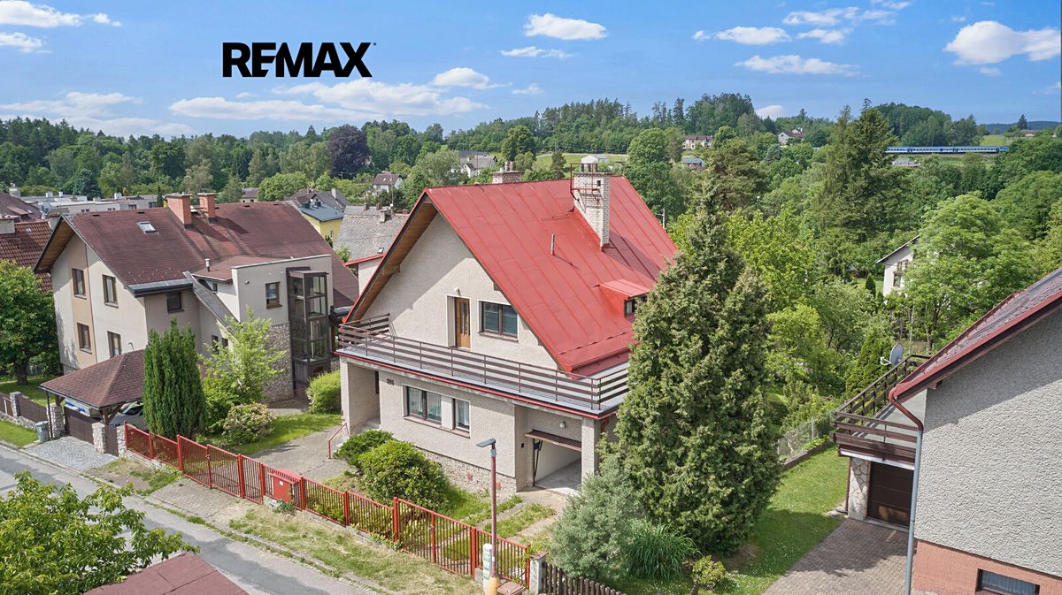 Prodej vícegeneračního domu 240 m², pozemek 985 m² – fotografie 2
