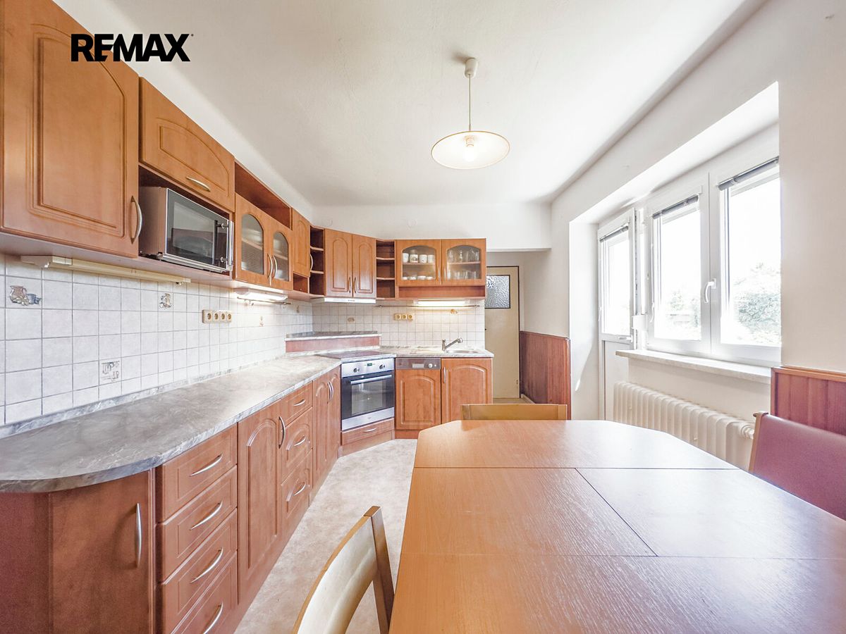 Prodej rodinného domu 198 m², pozemek 122 m² – fotografie 2