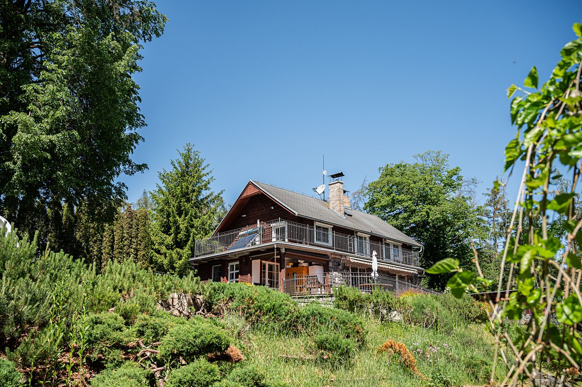 Prodej rodinného domu 260 m², pozemek 2140 m²
