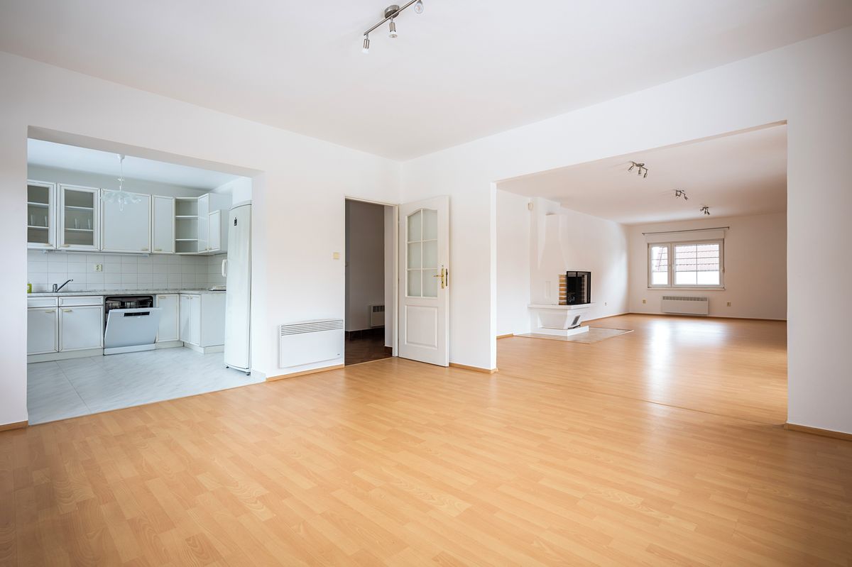 Pronájem rodinného domu 365 m², pozemek 539 m² – fotografie 3