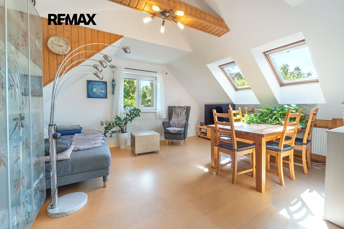 Prodej rodinného domu 200 m², pozemek 1121 m² – fotografie 2