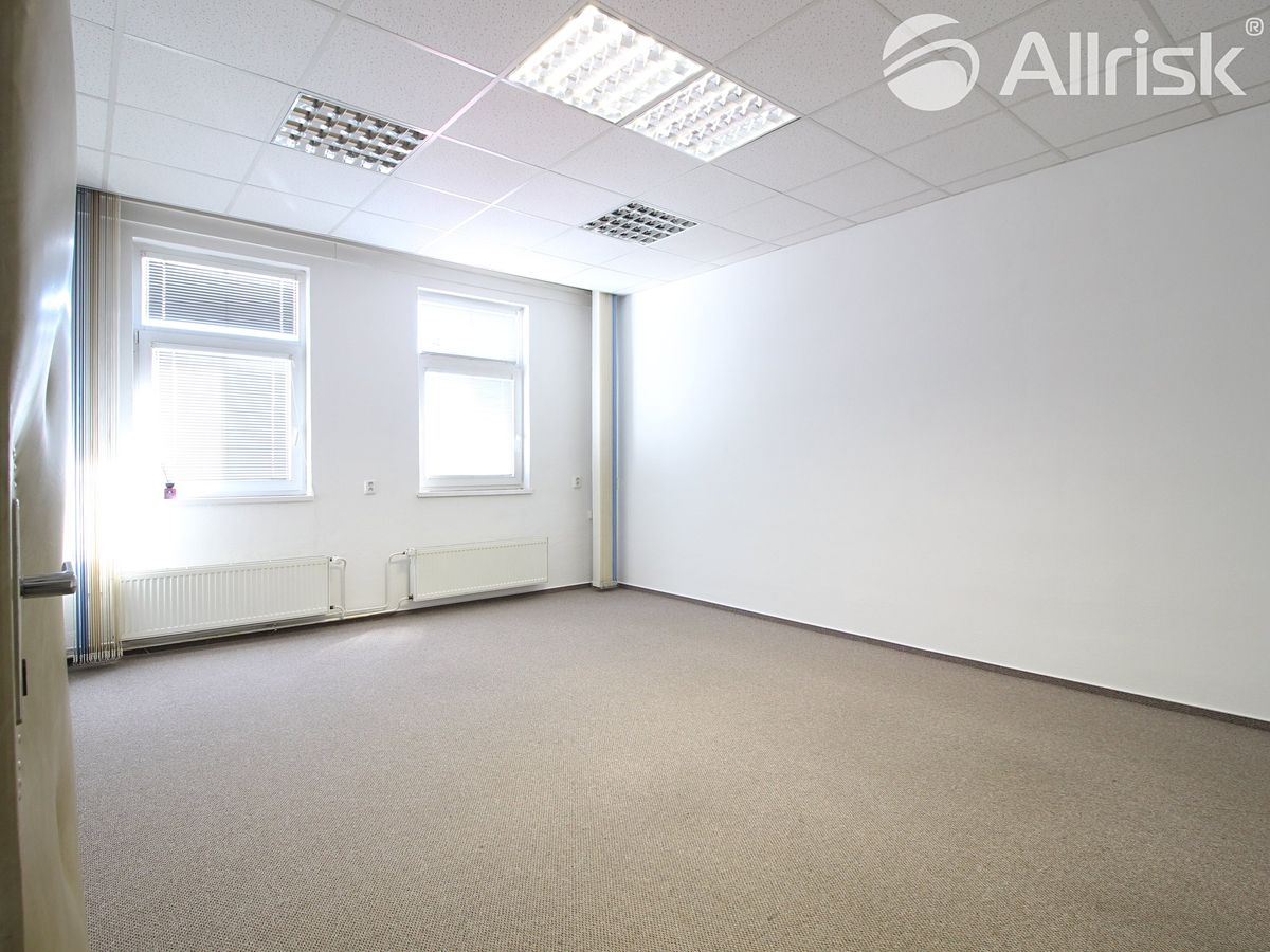 Pronájem kanceláře 235 m² – fotografie 2