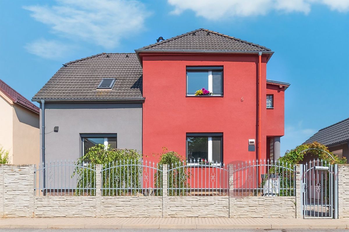 Prodej rodinného domu 220 m², pozemek 357 m² – fotografie 2