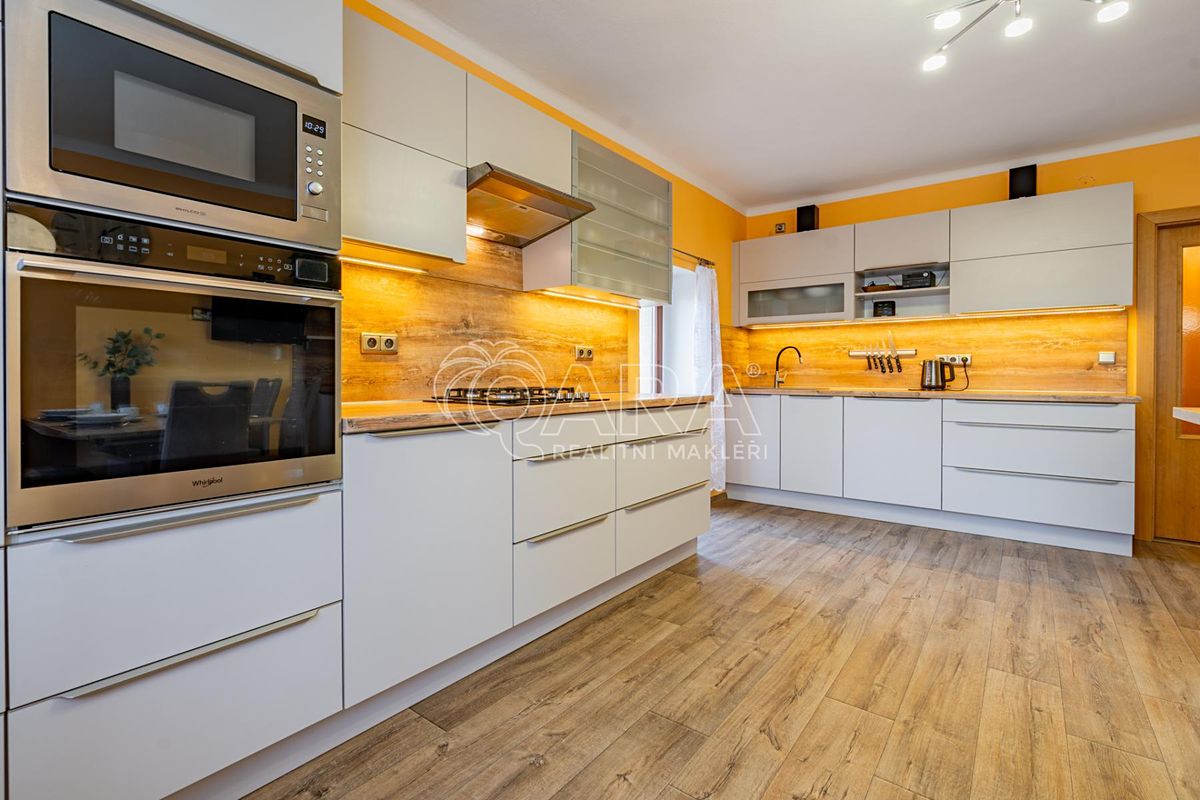 Prodej rodinného domu 320 m², pozemek 1701 m² – fotografie 2